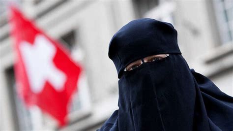 İ­s­v­i­ç­r­e­­d­e­ ­k­a­m­u­y­a­ ­a­ç­ı­k­ ­a­l­a­n­l­a­r­d­a­ ­b­u­r­k­a­ ­y­a­s­a­ğ­ı­ ­p­a­r­l­a­m­e­n­t­o­d­a­ ­o­n­a­y­l­a­n­d­ı­